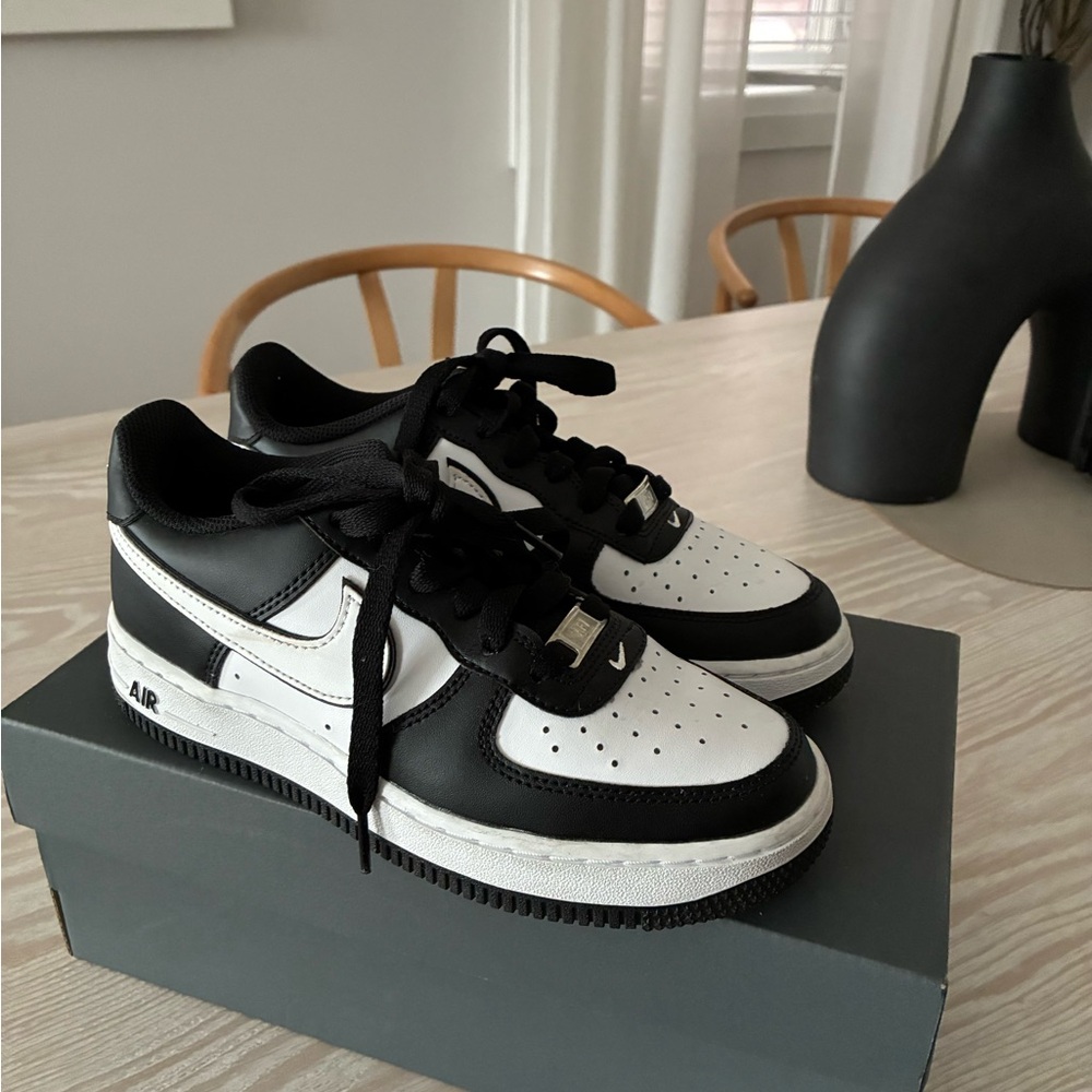 Nike sneakers in Youth 4 (≈ Women’s 5.5).